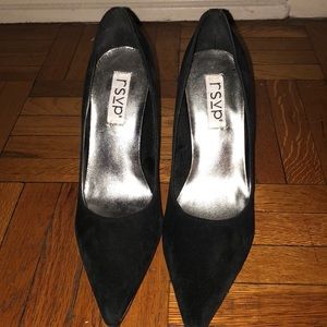 Black classic pointed toe pumps